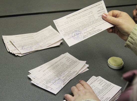 Counting votes at polling stations in Kiev