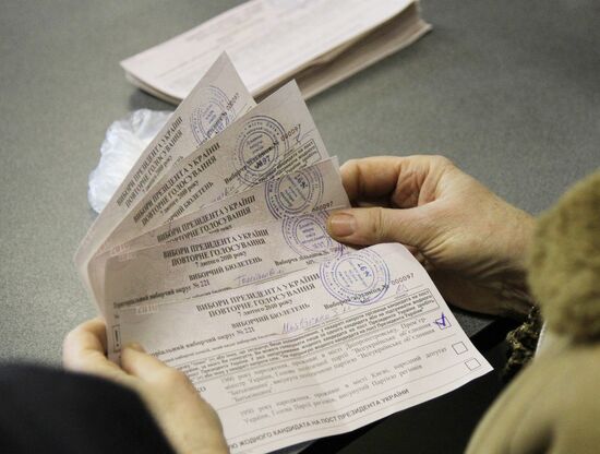 Counting votes at polling stations in Kiev