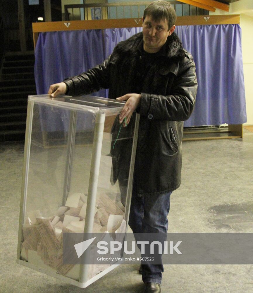 Counting votes at polling stations in Kiev