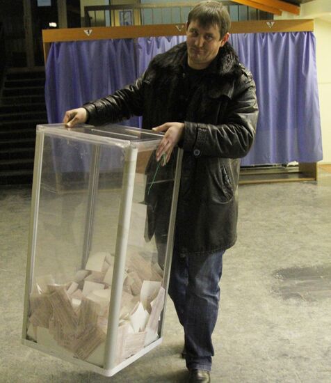 Counting votes at polling stations in Kiev