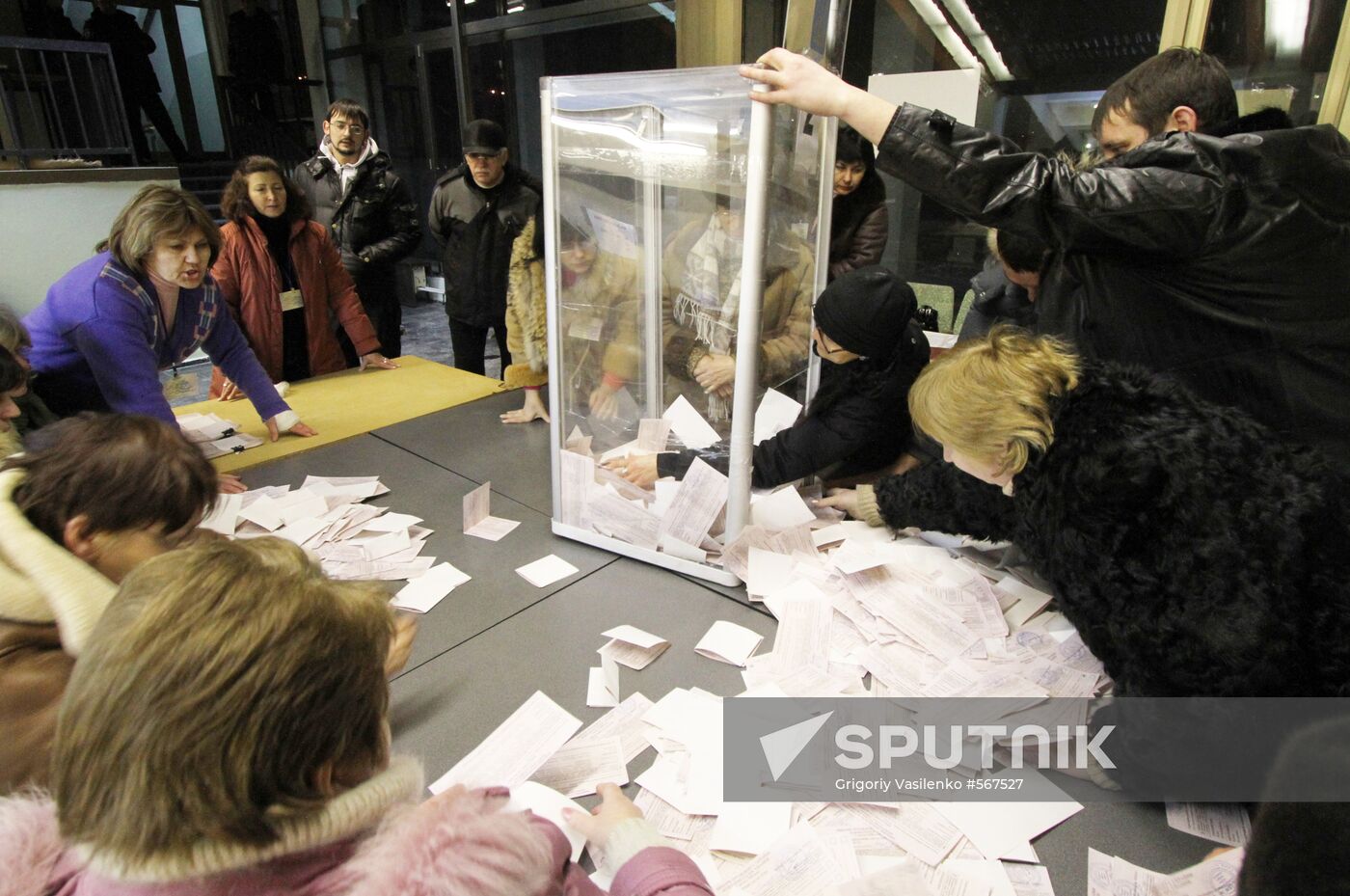 Counting votes at polling stations in Kiev