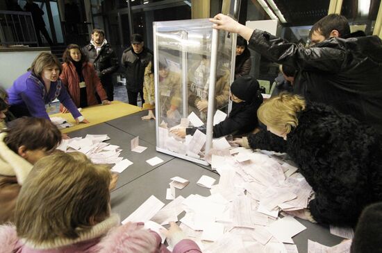Counting votes at polling stations in Kiev