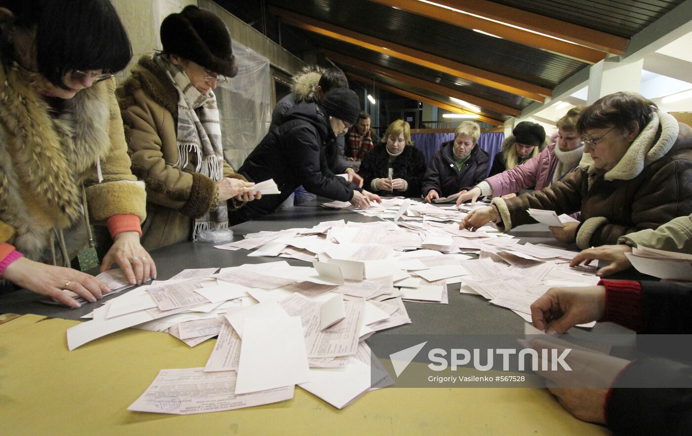 Counting votes at polling stations in Kiev