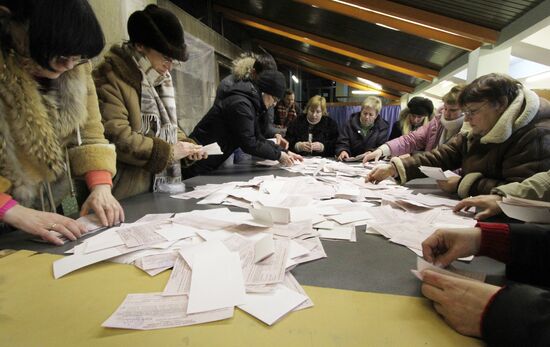 Counting votes at polling stations in Kiev