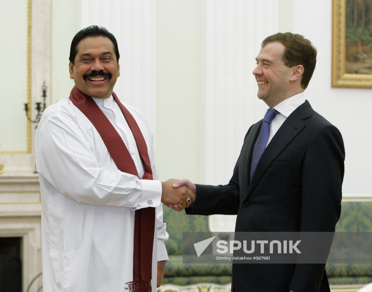 Medvedev meets Mahinda Rajapaksa