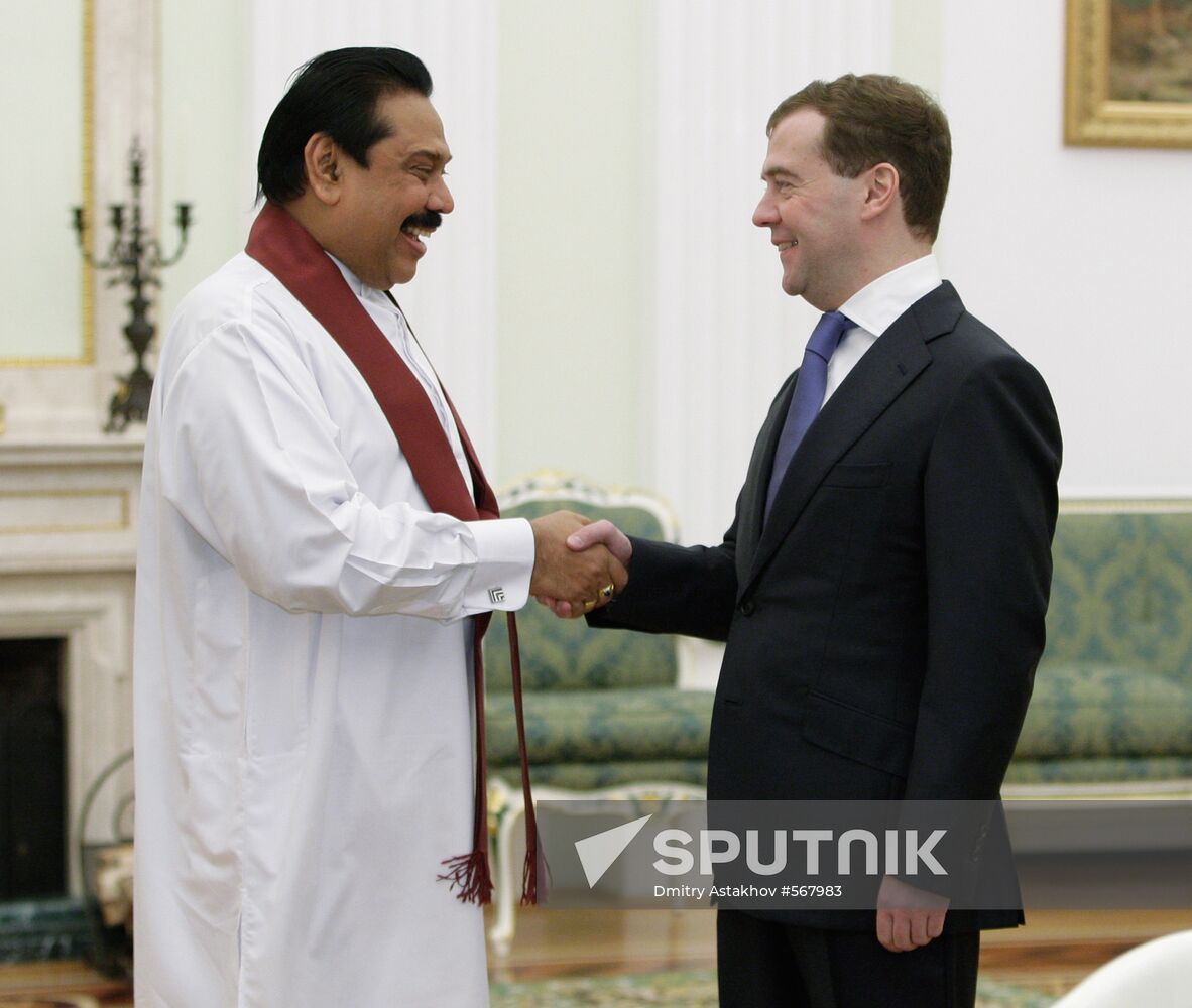 Medvedev meets Mahinda Rajapaksa