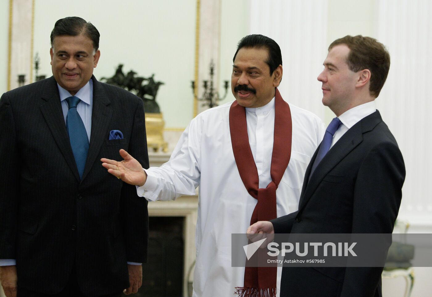 Medvedev meets Mahinda Rajapaksa