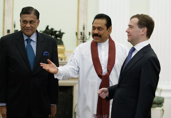Medvedev meets Mahinda Rajapaksa