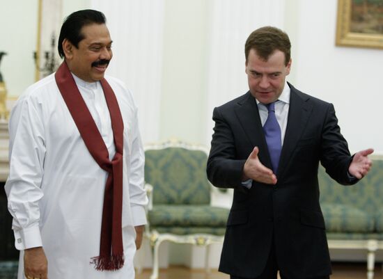 Medvedev meets Mahinda Rajapaksa