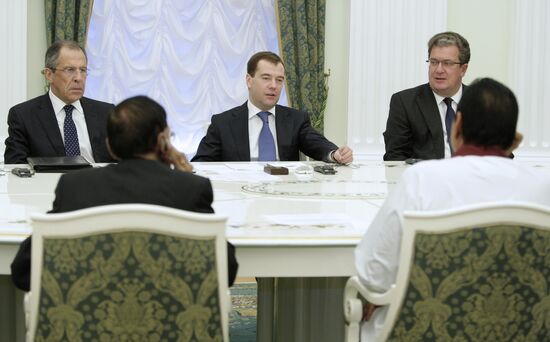 Medvedev meets Mahinda Rajapaksa