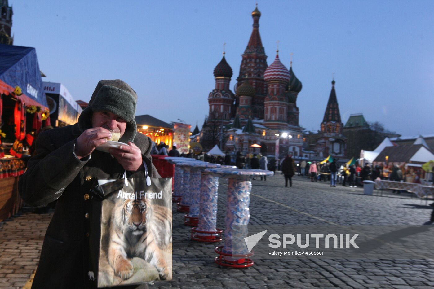 Muscovite celebrates Jolly Maslenitsa festival