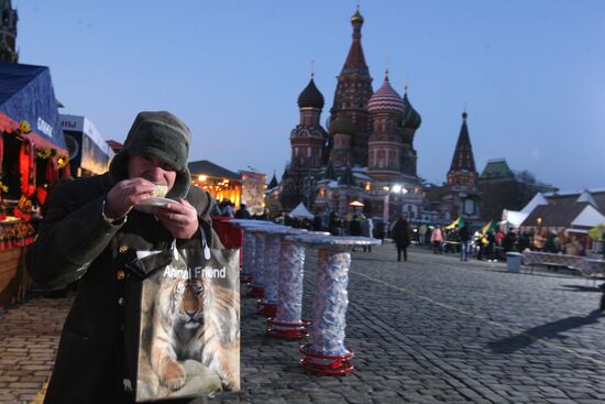 Muscovite celebrates Jolly Maslenitsa festival