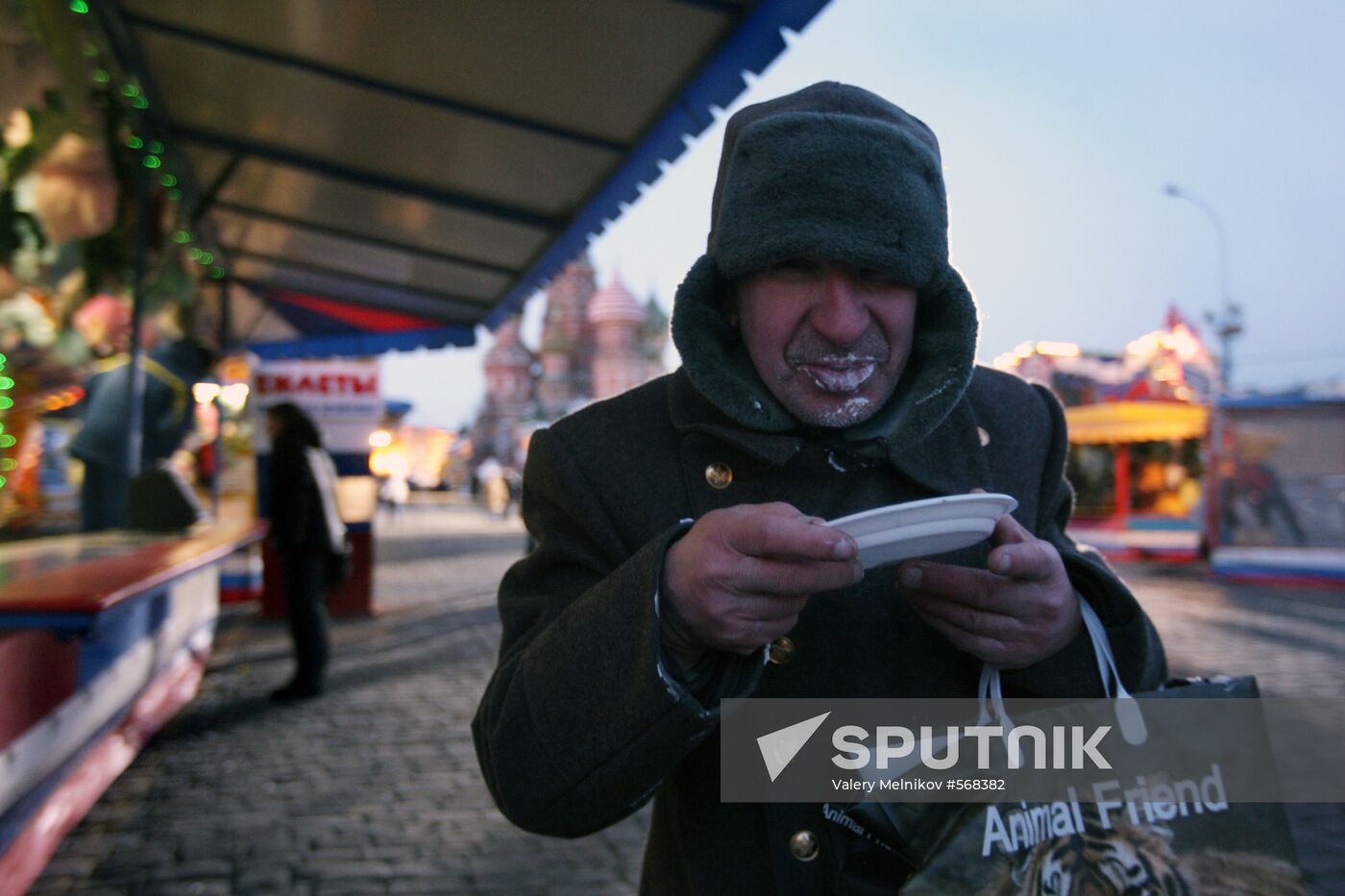 Muscovite celebrates Jolly Maslenitsa festival