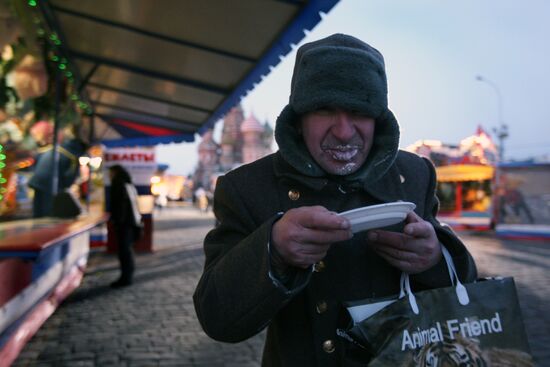 Muscovite celebrates Jolly Maslenitsa festival