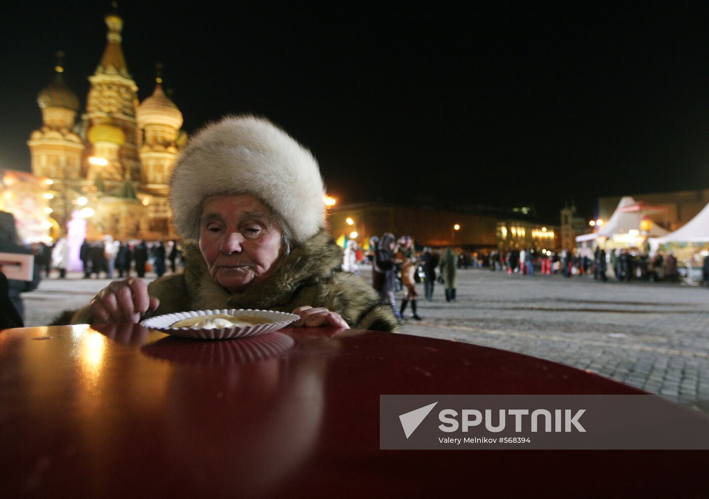 Muscovite celebrates Jolly Maslenitsa festival