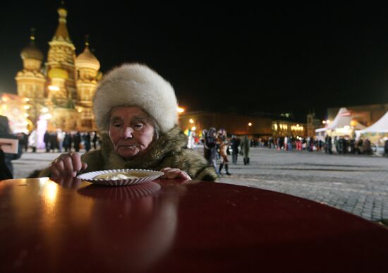 Muscovite celebrates Jolly Maslenitsa festival