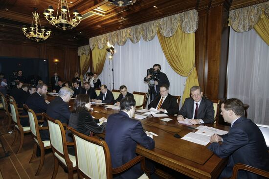 Dmitry Medvedev chairs meeting on financial market development