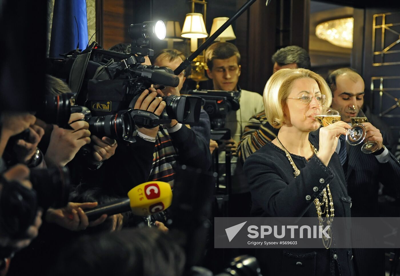 News conference in Viktor Yanukovych's office