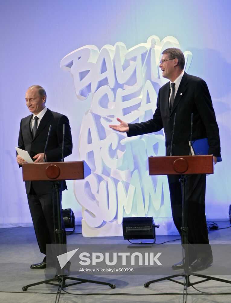 February 10, 2010. From left: Russian and Finnish Prime Ministers Vladimir Putin and Matti Vanhanen answering reporters' questions about the results of the bilateral meeting. Location: Finland, Helsinki. Author: Aleksey Nikolskyi/Sputnik. Russian and Finish prime ministers' news conference