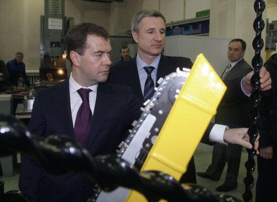 Dmitry Medvedev visits Tomsk electromechanical factory