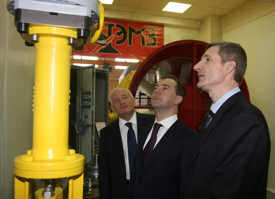 Dmitry Medvedev visits Tomsk electromechanical factory