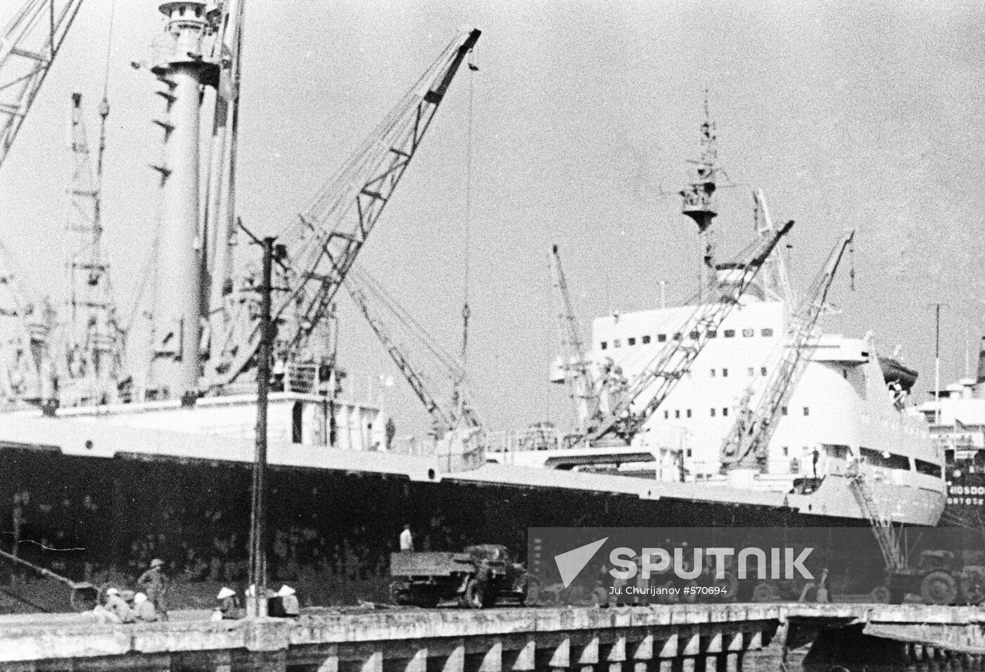 Unloading of the Soviet ship
