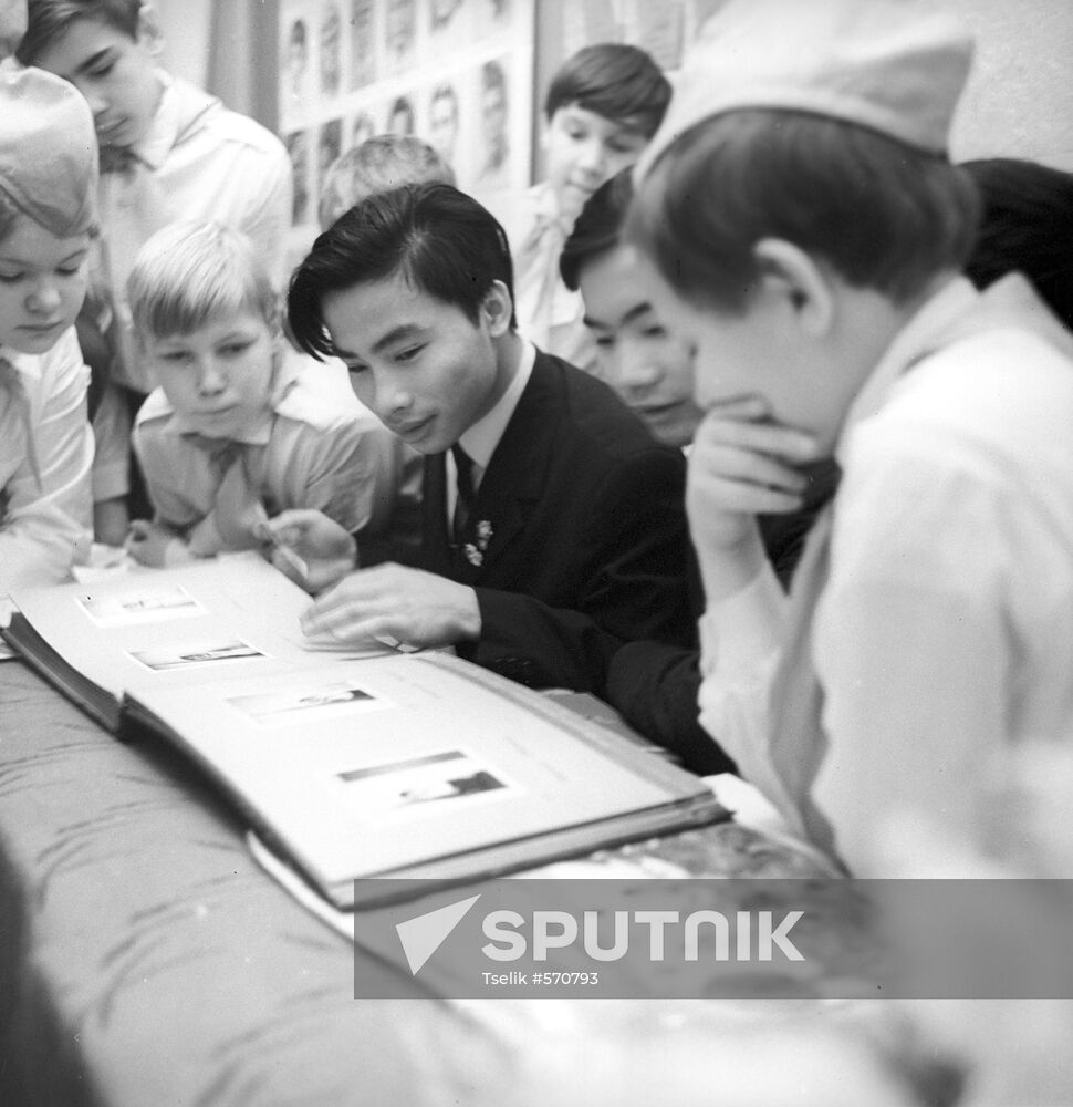 Vietnamese students visiting pioneers