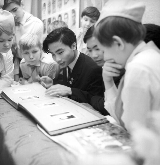 Vietnamese students visiting pioneers