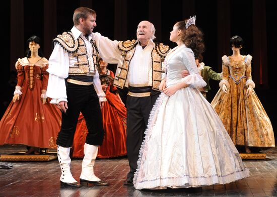 Pre-premiere run of "Dancing with Teacher" play