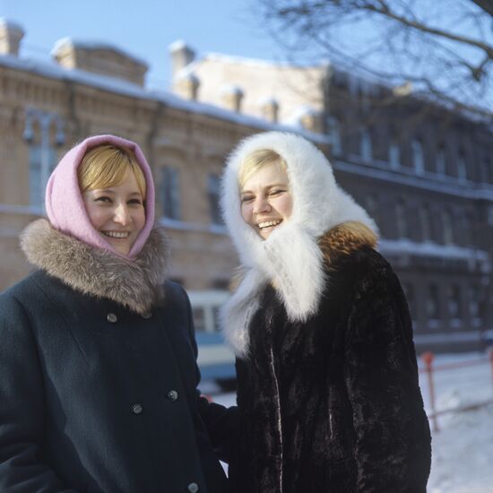 Students Tatiana Kalinushkina and Lyudmila Korkina
