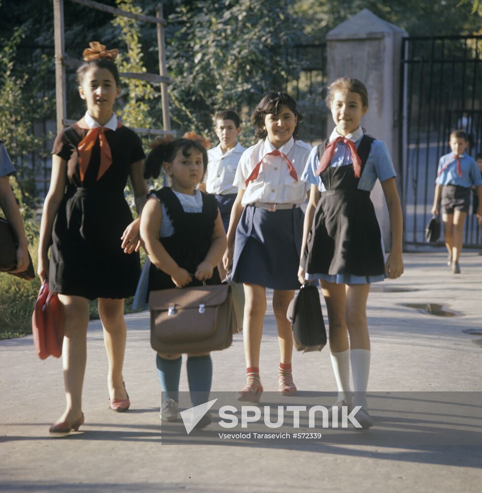 School children in Andijon
