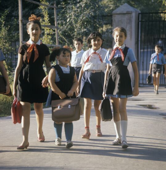 School children in Andijon