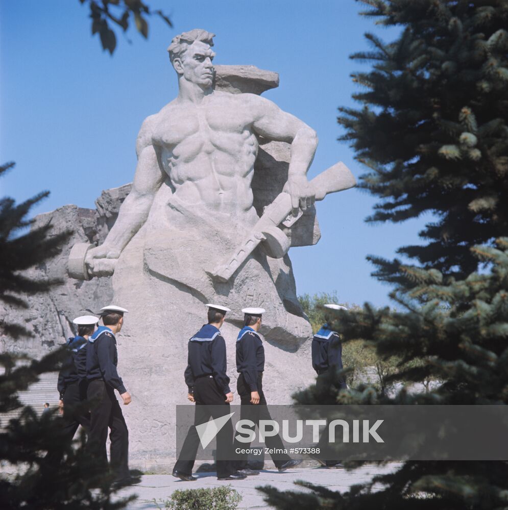"Fight to the Bitter End" sculpture