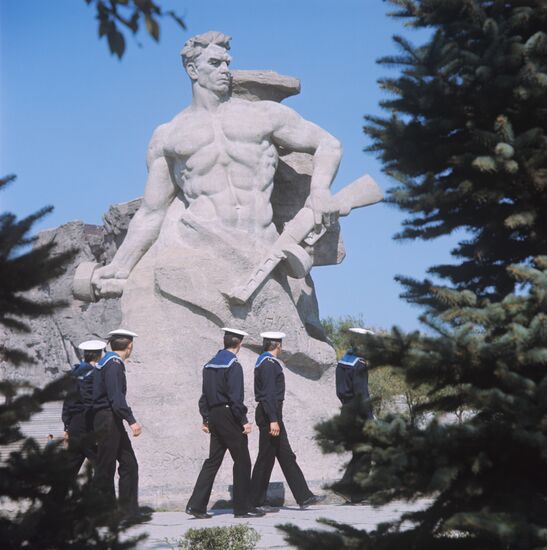 "Fight to the Bitter End" sculpture