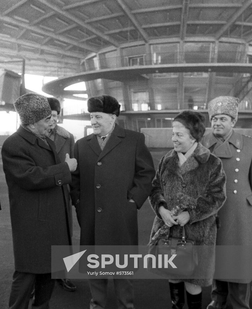 Leonid Brezhnev greeting János Kádár