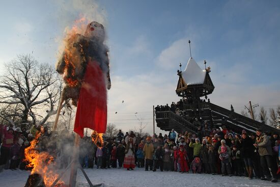 Maslenitsa festivities in Strelna