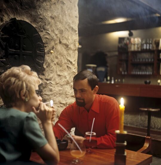 Rendezvous in Myundi-bar