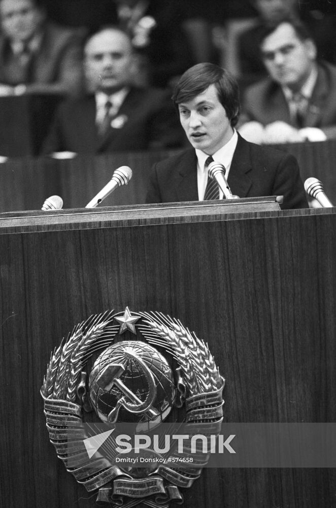Anatoly Karpov speaks from rostrum