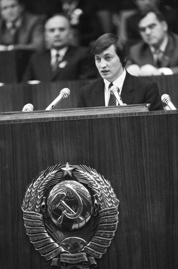 Anatoly Karpov speaks from rostrum