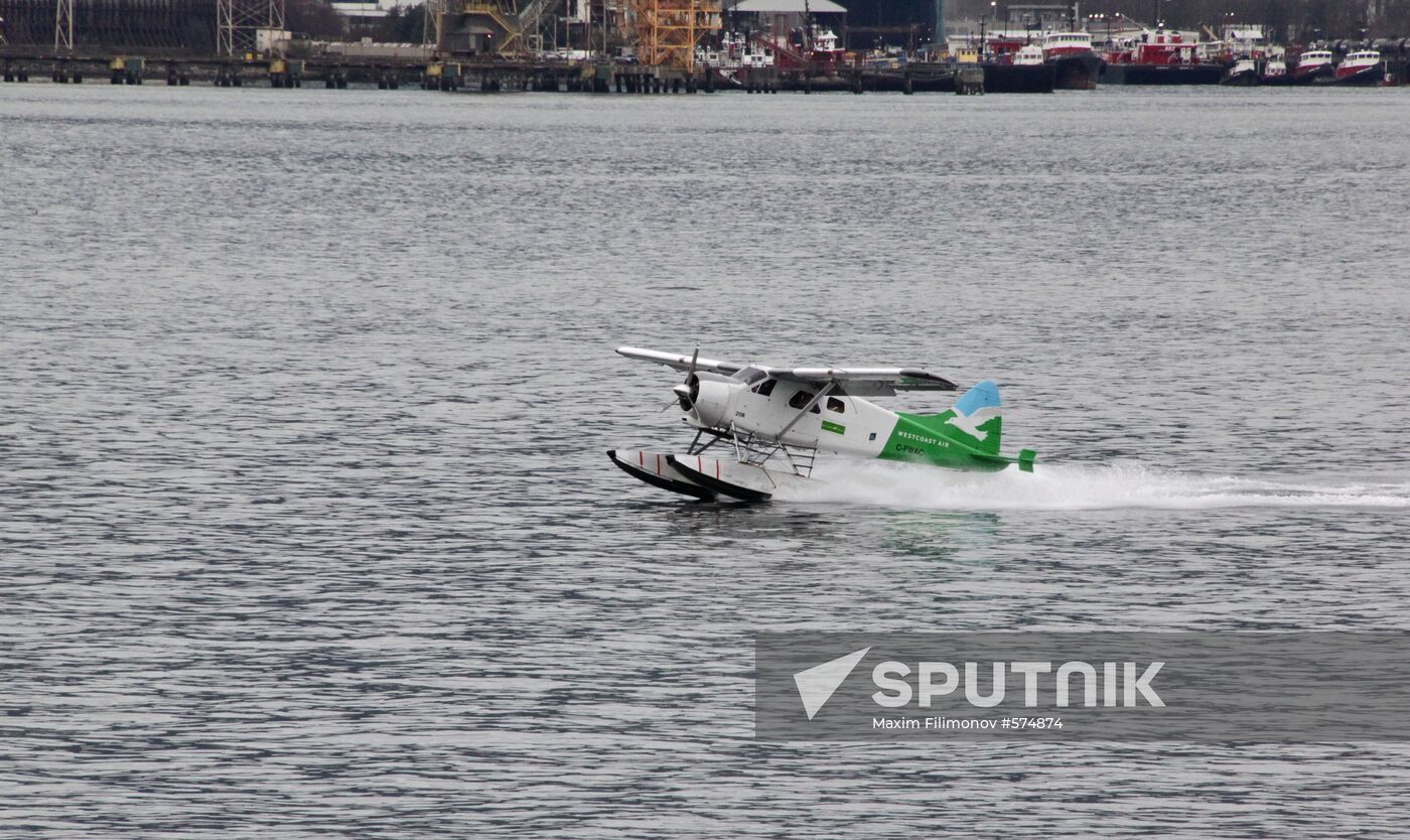 Hydroplane lands at False Creek
