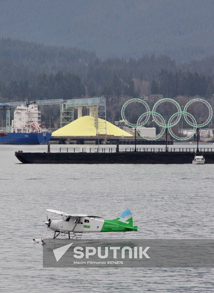 Hydroplane lands at False Creek