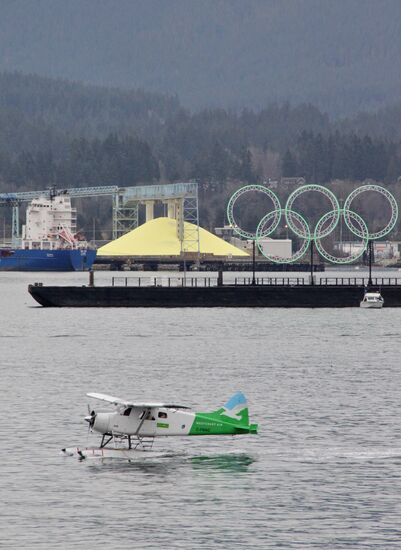 Hydroplane lands at False Creek