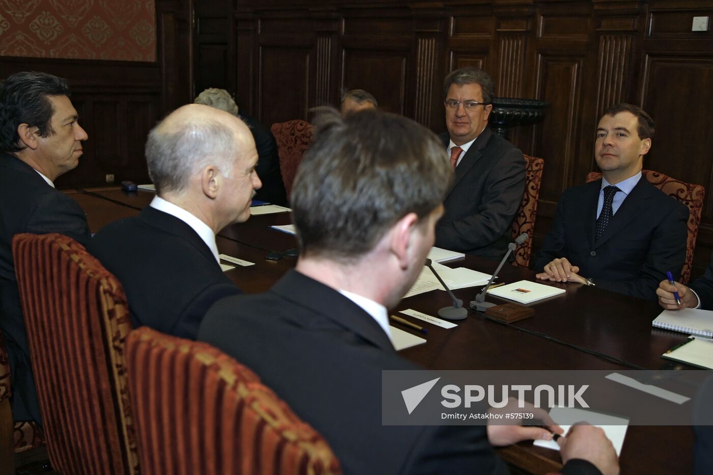 Dmitry Medvedev meets with George Papandreou