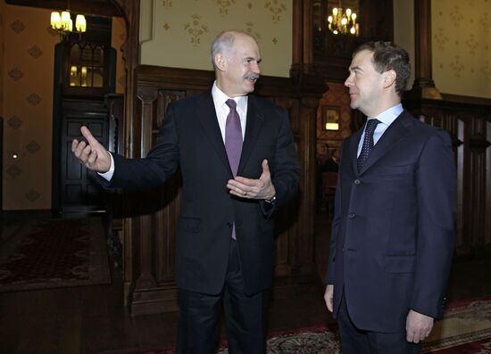 Dmitry Medvedev meets with George Papandreou