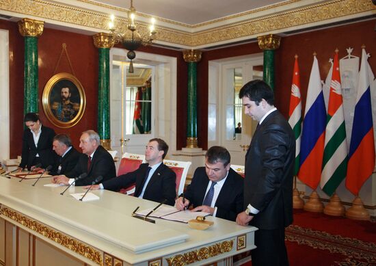 Dmitry Medvedev meets with Sergei Bagapsh