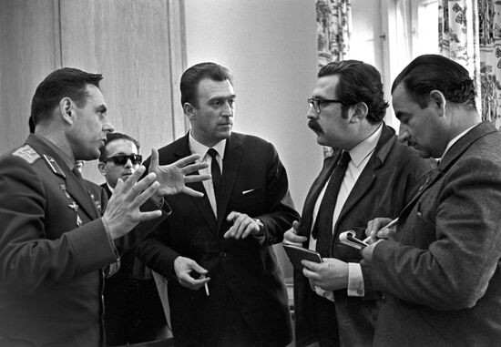 Vladimir Komarov and Chilean journalists