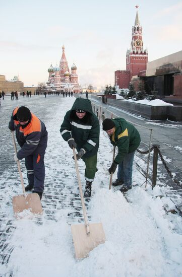 Snow removed on Red Square