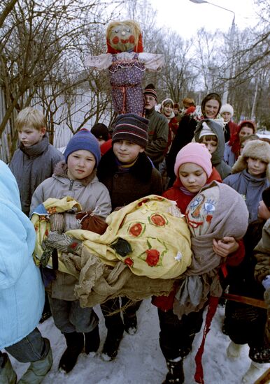 Carrying Maslenitsa scarecrow