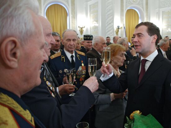 Dmitry Medvedev presents state awards to WWII veterans