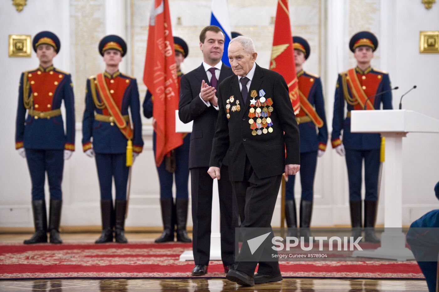 Dmitry Medvedev presents state awards to WWII veterans